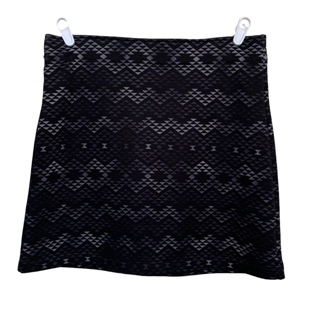 Athleta Fleece Lined Mini Skirt, Size M, Black & Gray Geometric Pattern